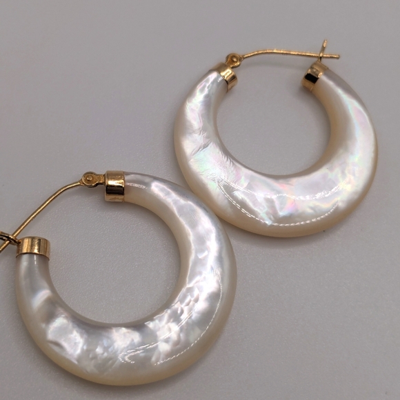 14k Yellow Gold Mother of Pearl Bracelet and Hoop Earrings Set - Picture 7 of 16